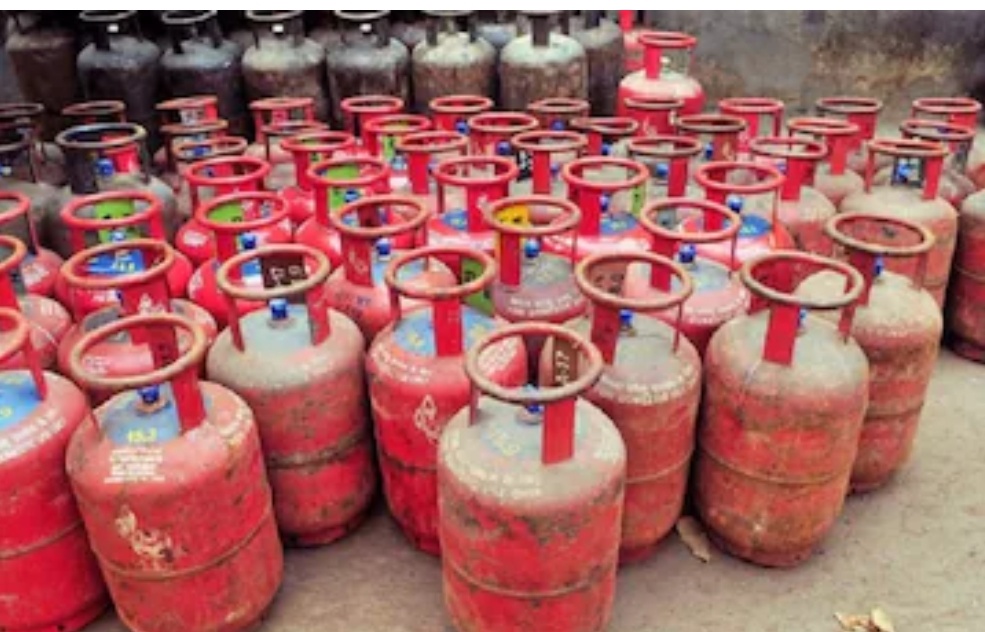 LPG Price Hike Row: Government Says Real Cost ₹1050, Consumers Paying Only ₹913
