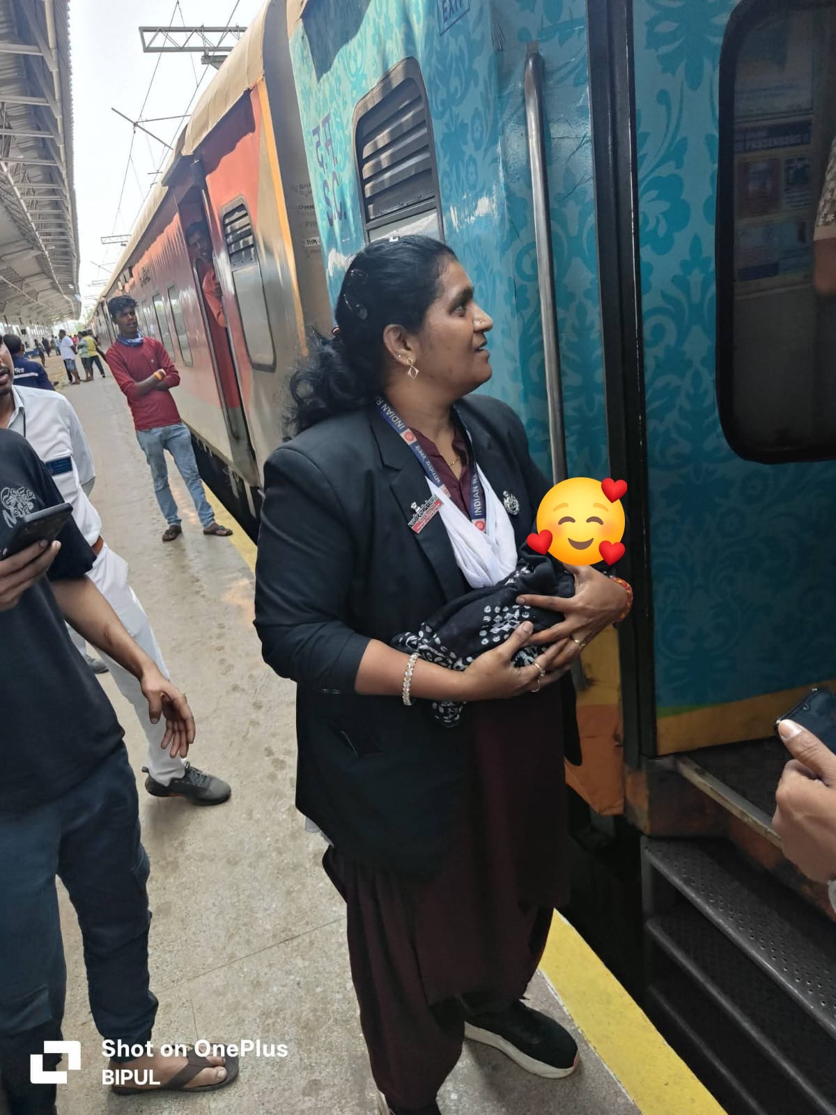 Ticket checking staff of the Vijayawada division supported a pregnant woman who was experiencing labor pains on the train.