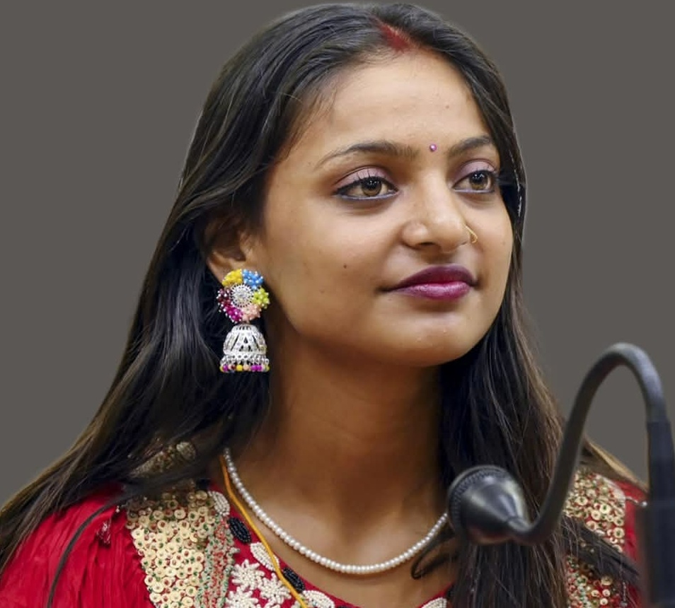 Kumbh Mela Viral Star Monalisa Writes to Kerala CM, Seeks Permission for Protest