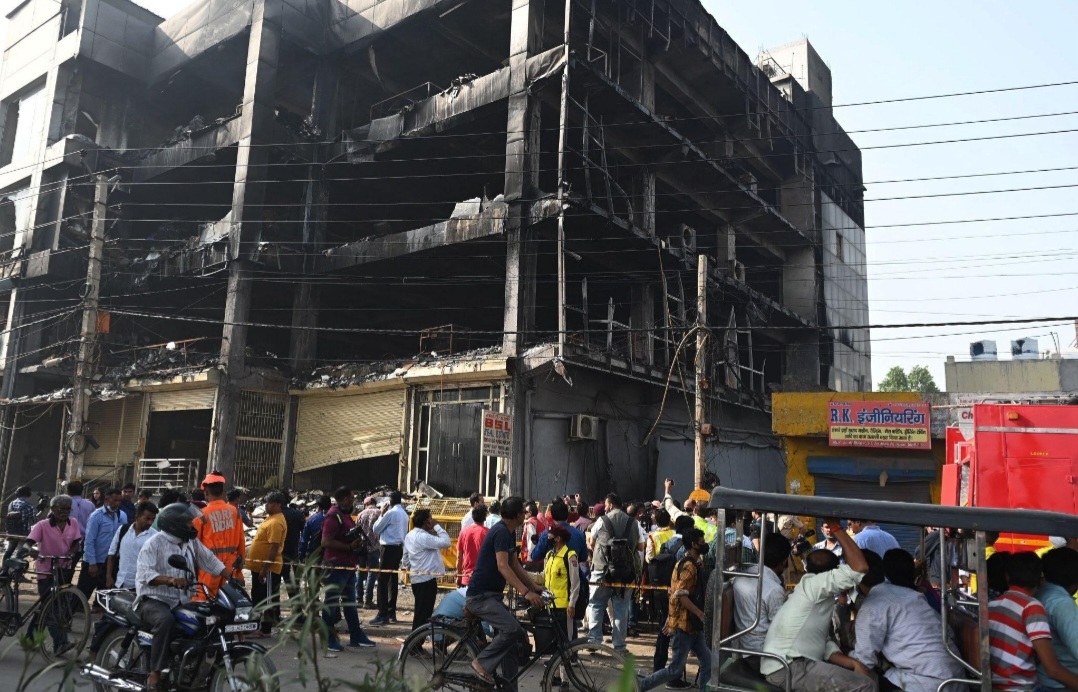 🔥 Massive Transformer Fire in East Delhi’s Laxmi Nagar Leaves 14 Injured, Buildings Damaged