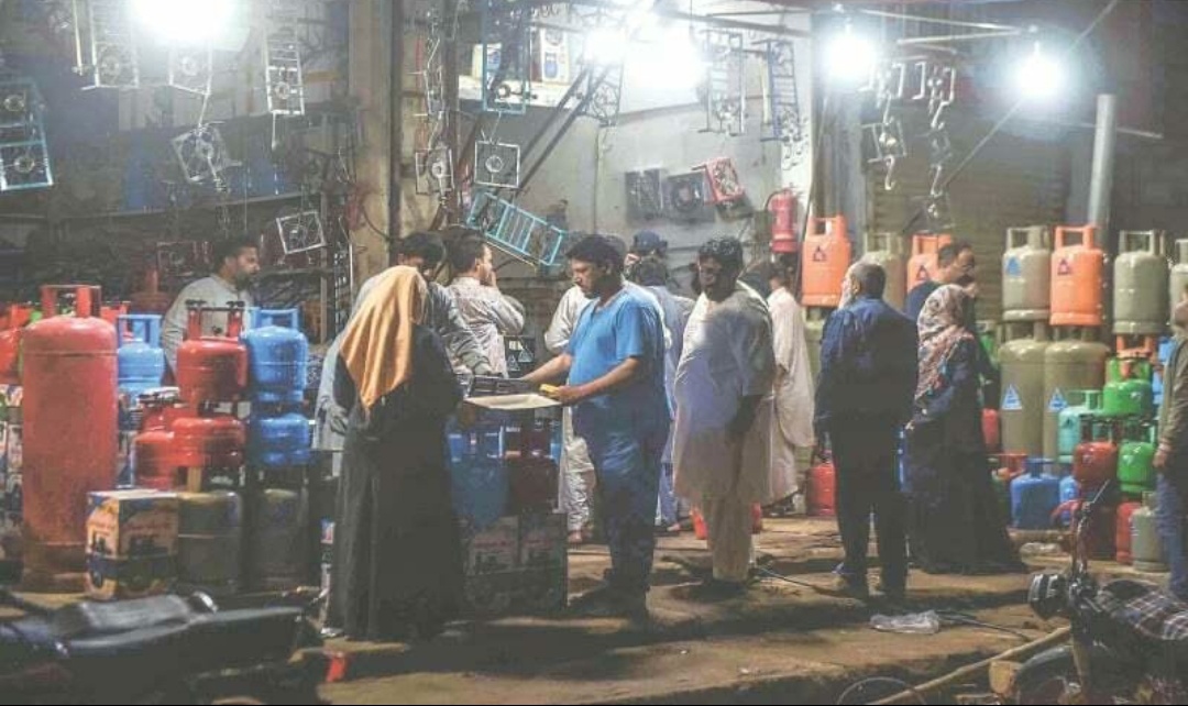 🔥 Karachi on Edge: Residents Store Gas in Balloons as Fuel Crisis Deepens