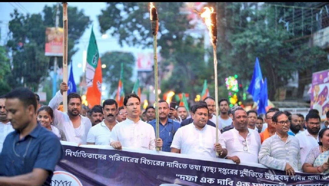 West Bengal Political Battle: TMC Holds Slight Edge, BJP Gains Ground Ahead of Elections