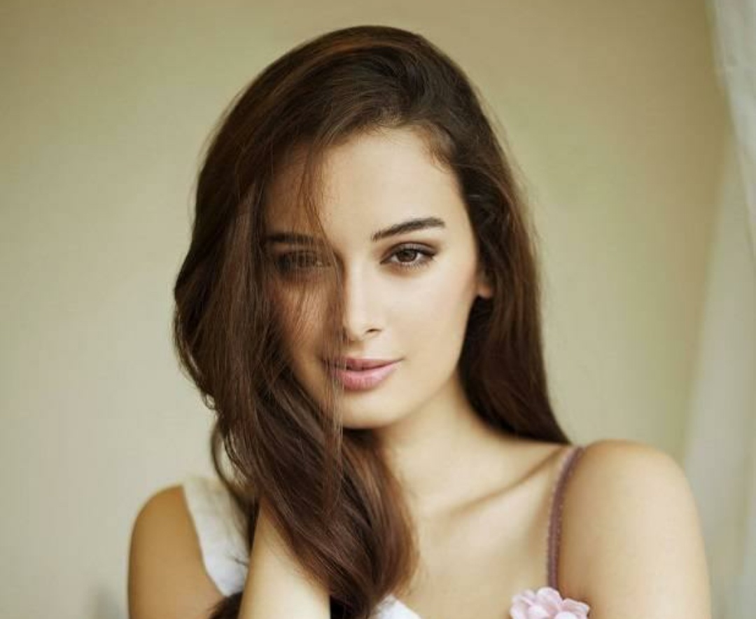 💔 Shock Split: Evelyn Sharma Heads for Divorce from Husband