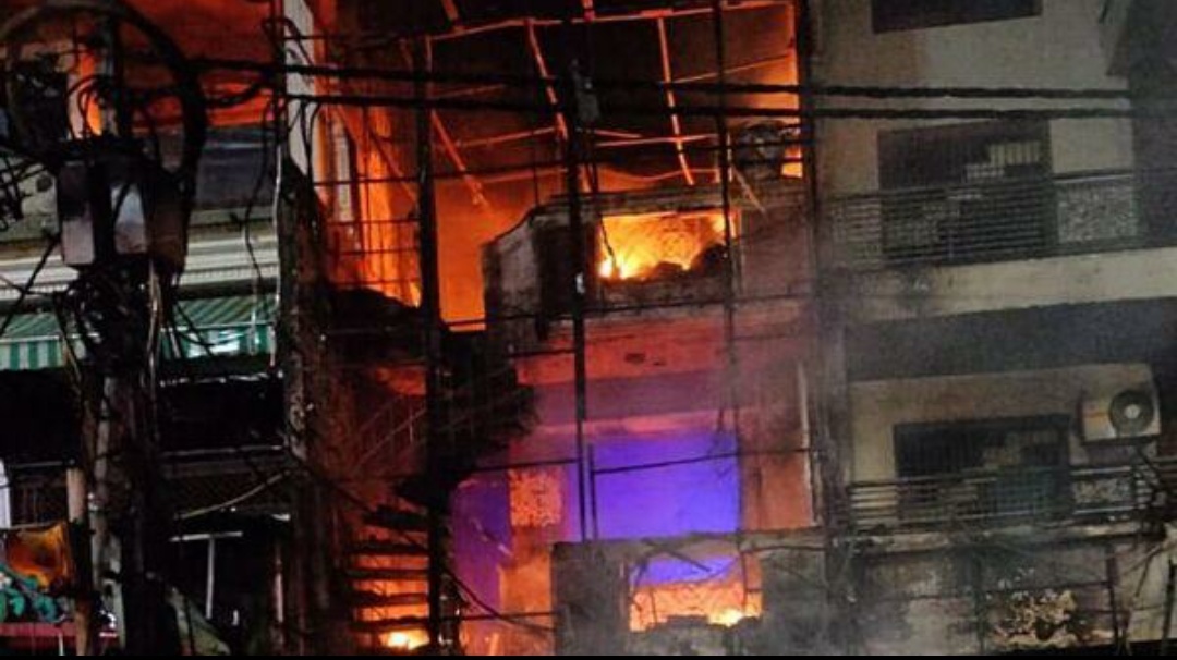 🔥 Delhi Apartment Fire Horror: 9 Dead After Suspected AC Explosion