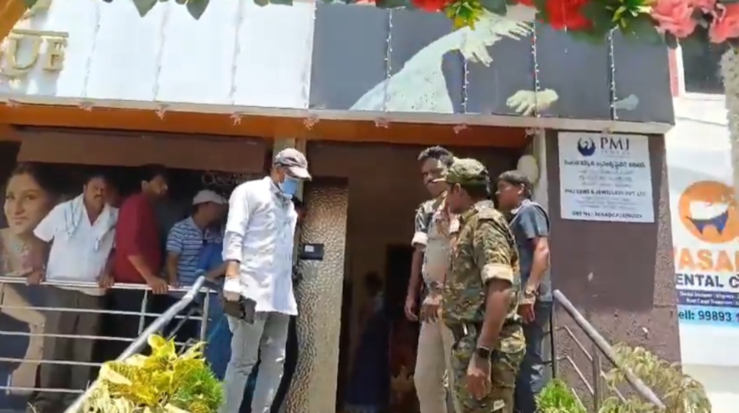 🔥 Daylight Horror in Karimnagar: Armed Gang Storms Jewellery Shop, Fires at Staff, Escapes with Gold Loot