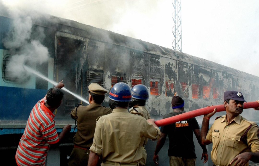 Fire Breaks Out in Two AC Coaches of Special Train at Hyderabad Nampally Station, Major Tragedy Averted