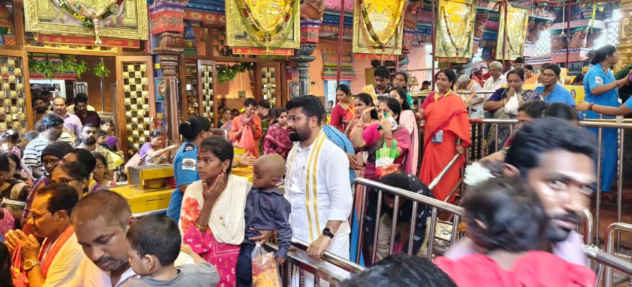 On Friday, there was a large turnout of devotees at Indrakeeladri. The Executive Officer inspected the summer arrangements.