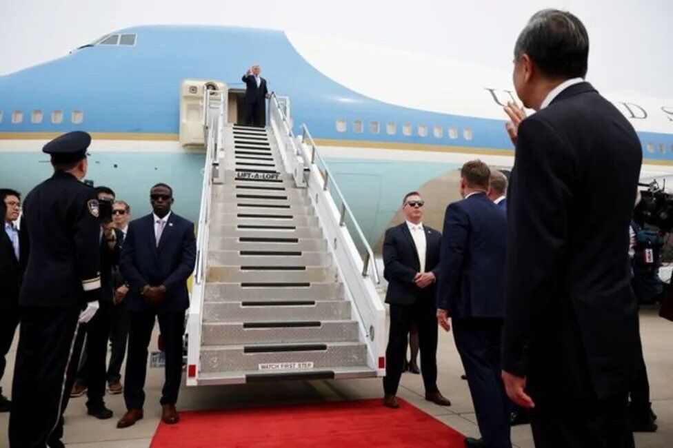 US Delegation Dumps All Chinese Gifts Before Boarding Air Force One, Highlighting Washington’s Deep Security Concerns