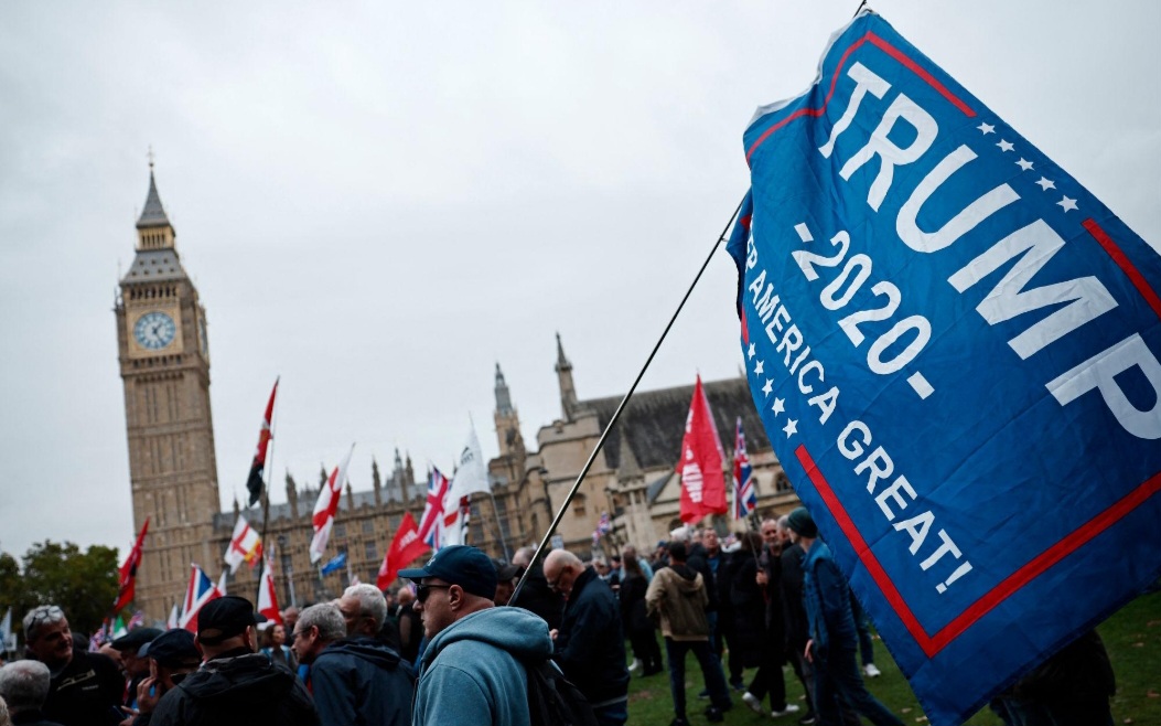 Thousands Rally in London Against Radical Islam, Chant Pro-US Slogans
