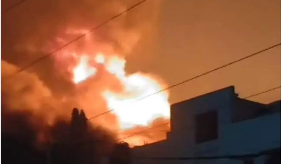 🔥 Major Fire Accident Reported Near Madina Circle, Hyderabad