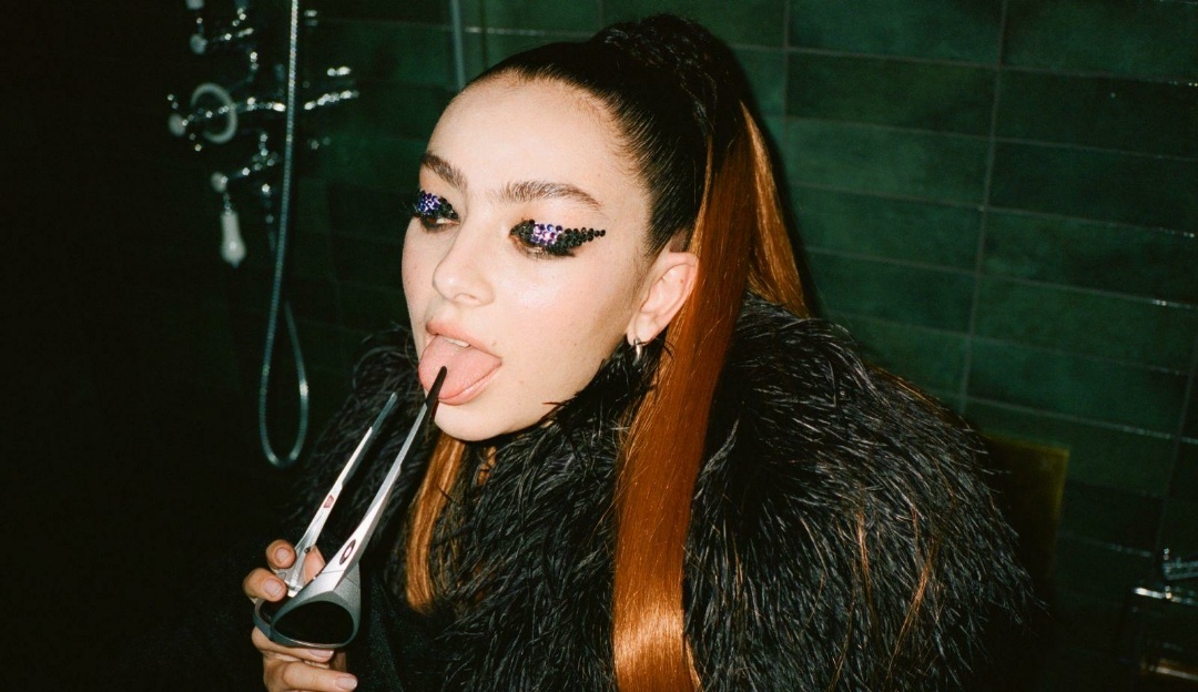 🎤 Charli XCX Sparks Debate After Revealing She “Sleeps in Her Makeup”