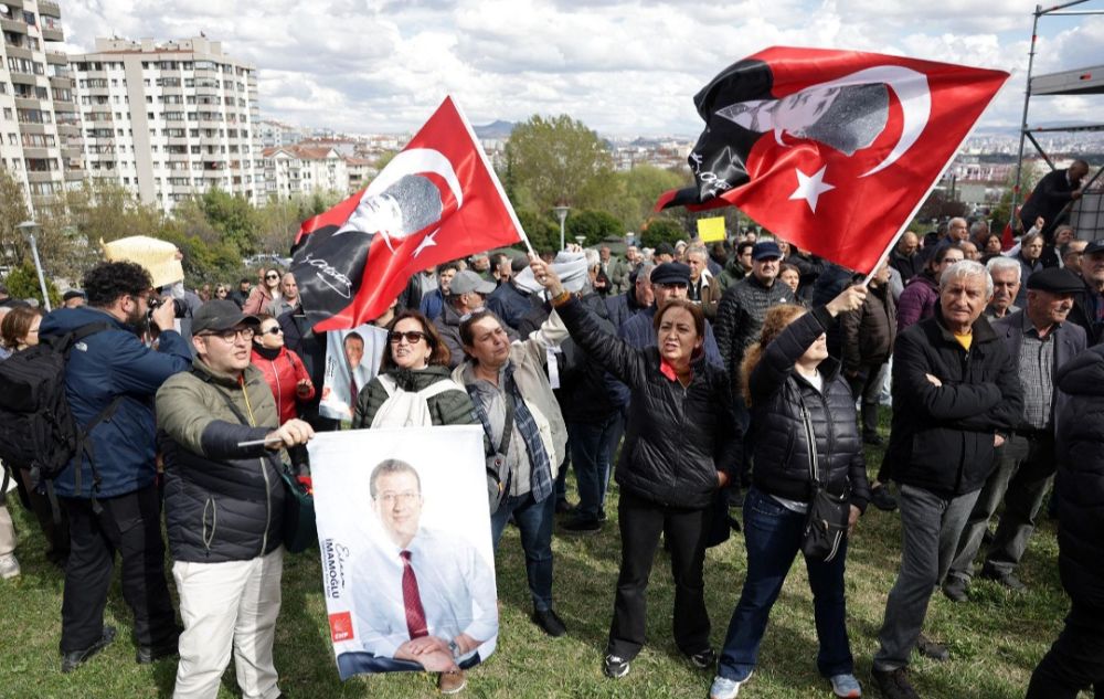 Thousands protested outside the headquarters of the Republican People's Party (CHP) after a court annulled the 2023 congress, resulting in the ousting of opposition leader Özgür Özel.