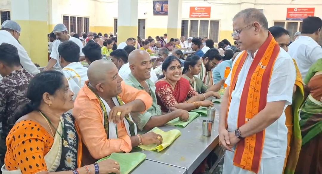 The CEO Srinivasa Rao inspected the distribution of Annaprasadam at the Srisailam Temple.