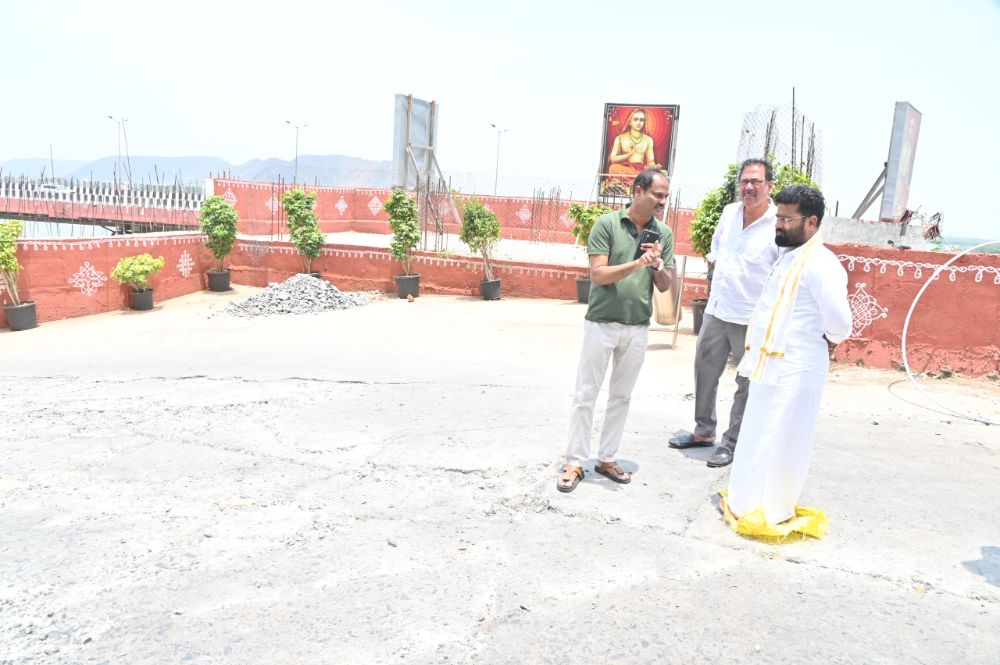 EO Sheena Naik inspected the arrangements for the influx of devotees at Indrakeeladri.