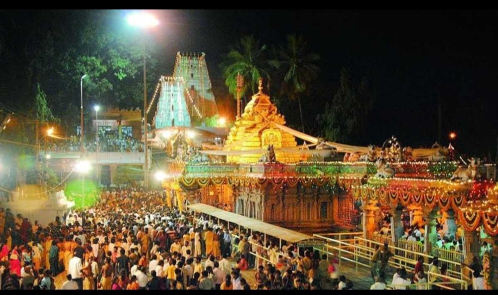 Due to the heavy influx of devotees, VIP break darshans at Srisailam have been suspended for four days.