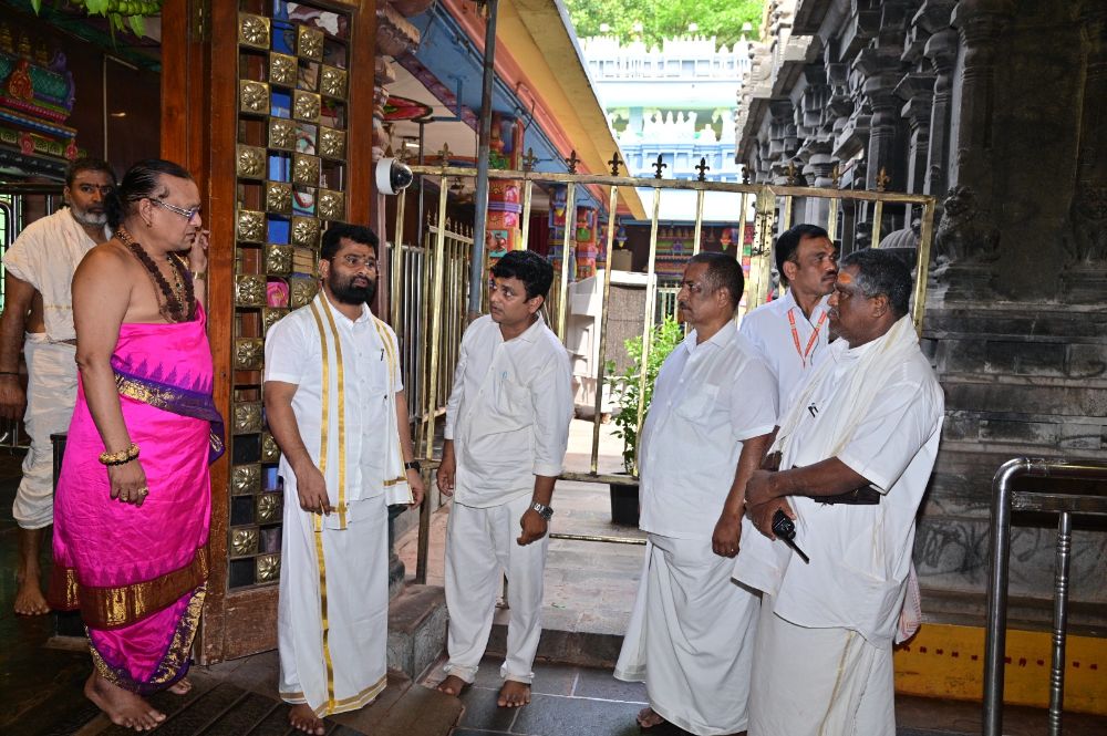 ఇంద్రకీలాద్రిలో పరిశుభ్రత, తాగునీటి సౌకర్యాలపై ప్రత్యేక దృష్టి: ఈఓ వీకే శీనా నాయక్