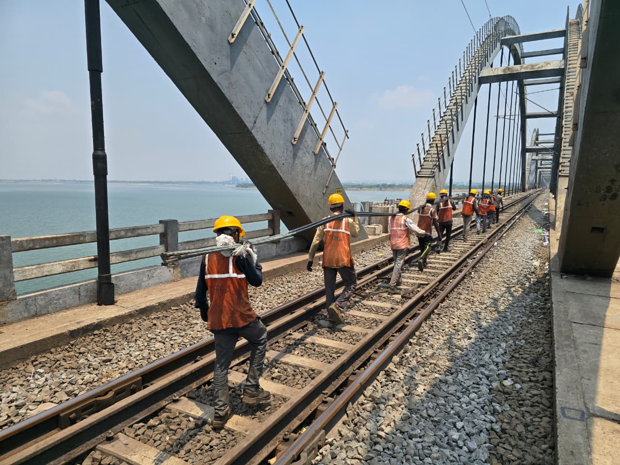 South Coast Railway Replaces 500 Hanger Cables on Historic Godavari Arch Bridge, Marks Major Rehabilitation Milestone