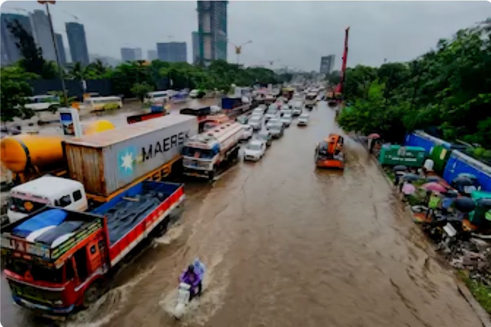 Mumbai Commute Turns Risky as Relentless Monsoon Rains Disrupt Normal Life