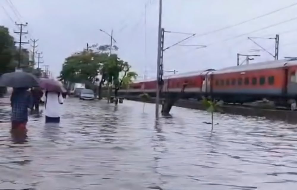 .Mumbai Rains Paralyse City, Flights and Trains Disrupted; Building Collapses in Pune