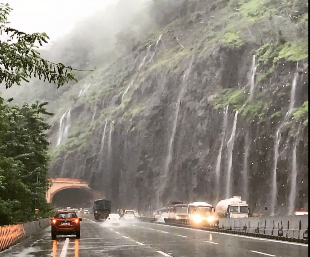 Monsoon Fury Unleashed! Kasara Ghat Landslide Chokes Mumbai–Nashik Highway, Red Alert Sounds in Nashik