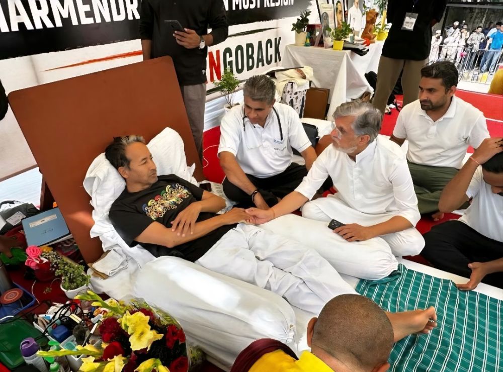 Jantar Mantar Turns Into Health Emergency: Sonam Wangchuk Dehydrated, Fasting Student Leaders Told Not to March