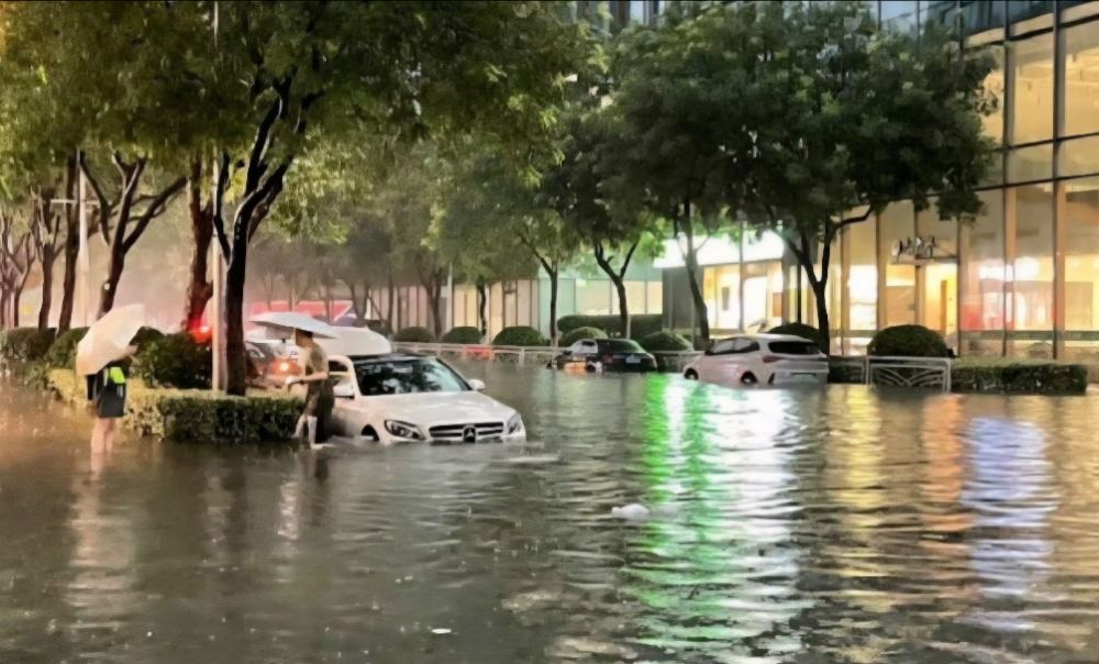 Shanghai Lashed by Severe Thunderstorms, Heavy Rain Floods Parts of City