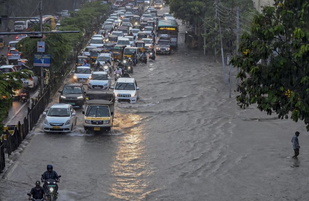 Heavy Rain Lashes Hyderabad: Roads Waterlogged, Traffic Chaos Across City