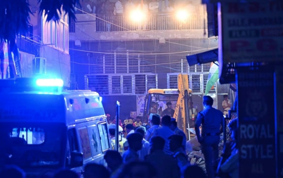 Delhi Building Collapse: 3 Dead, Several Trapped in Satya Niketan; Massive Rescue Operation Underway