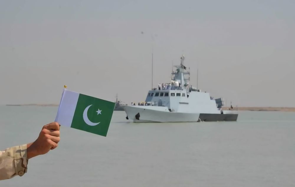 🚨 INDIA-Pakistan Tensions Flare! Pakistani Naval Ship Collides With Indian Navy Unit; Delhi Summons Pak Envoy
