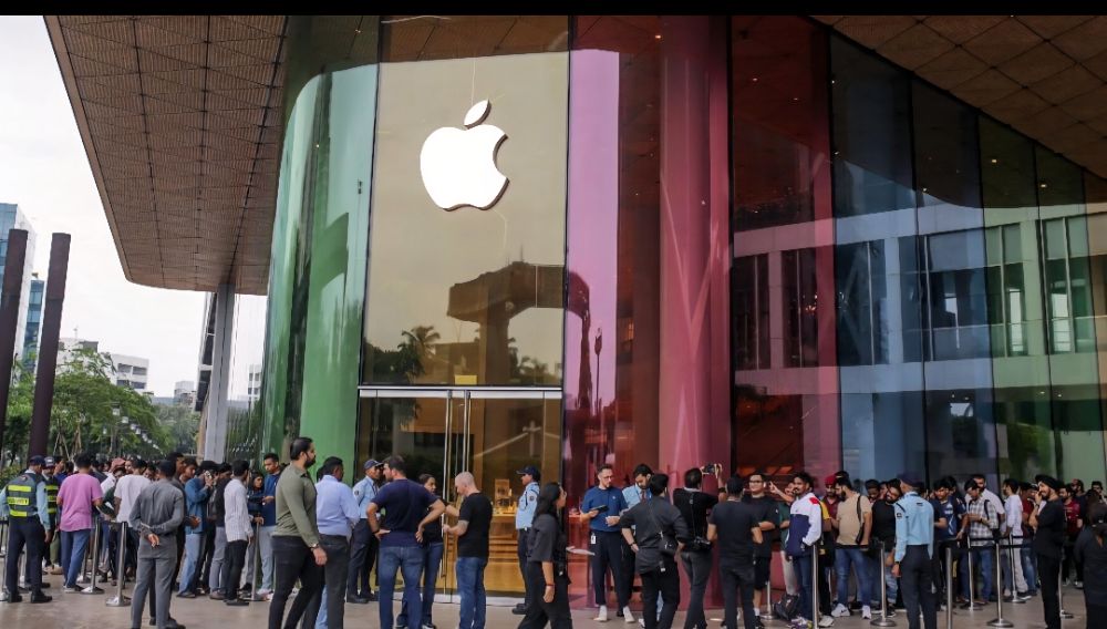 🔥 iPHONE 18 PRO FEVER ERUPTS! MAN SELLS GOLD TO GIFT WIFE NEW iPHONE